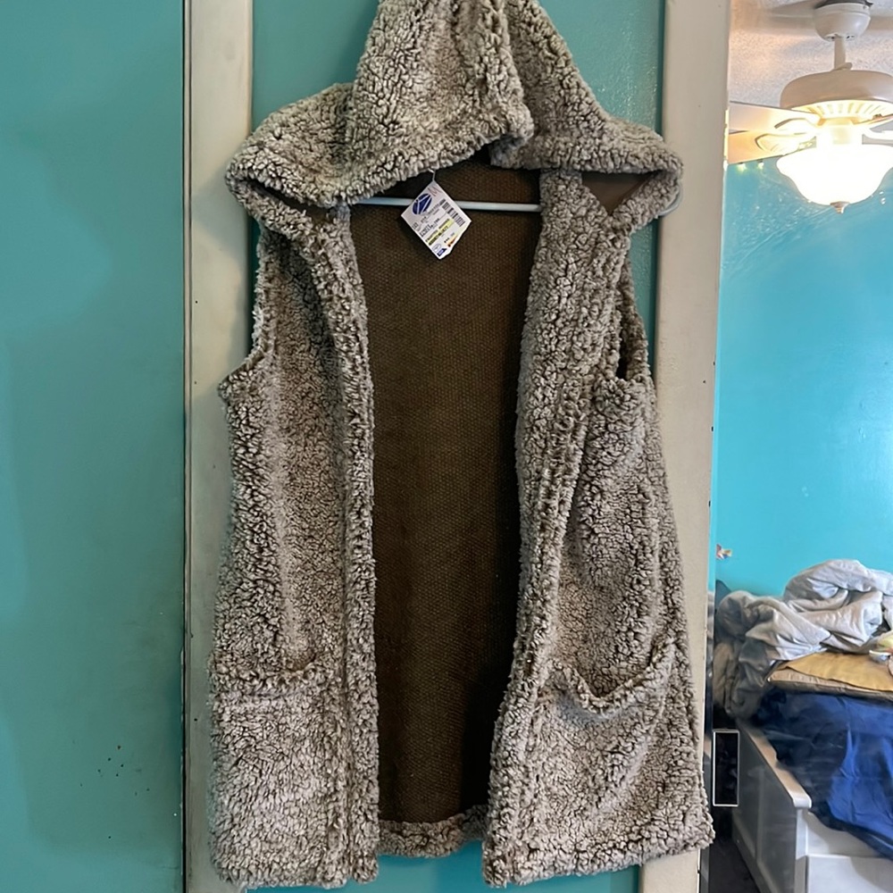 soft and cozy vest. size medium. dark and light brown.